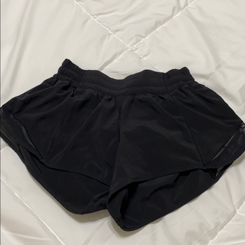 LULULEMON hotty hot shorts 2.5 inch SIZE 4